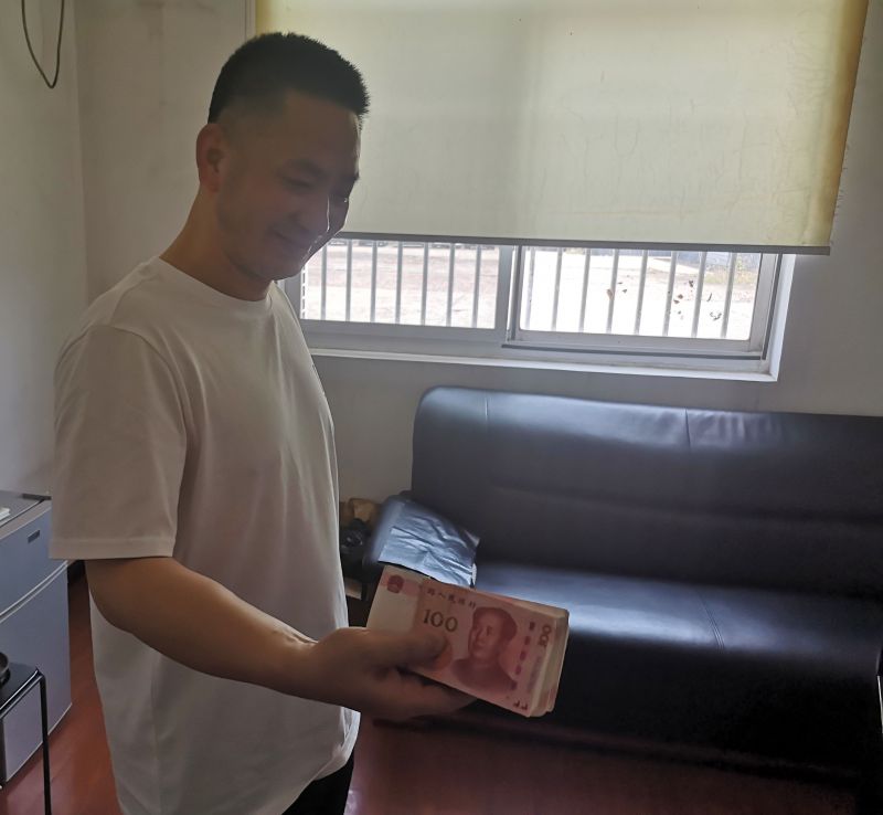 點贊！拾金不昧好的哥 萬元現(xiàn)金物歸原主